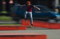 in der Luft stehender Skateboarder