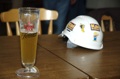 Bier und Bauarbeiterhelm = R&auml;ubergedeck