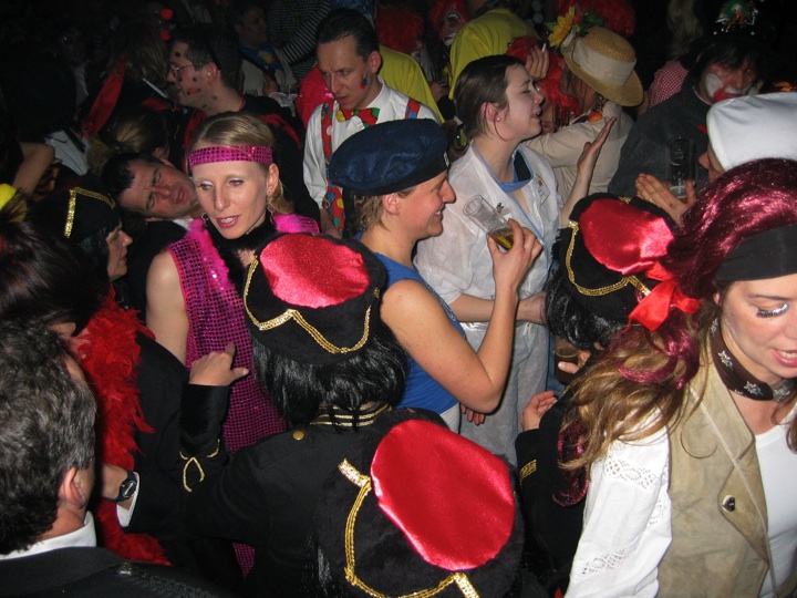 Karneval total im Deutzer Bahnhof