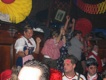 Party auf den Tischen im Deutzer Bahnhof