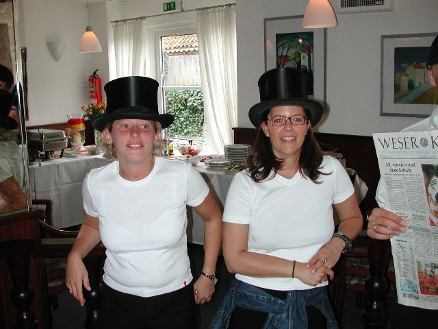 ...Kerstin & Tina stehen ihm zur Seite.
