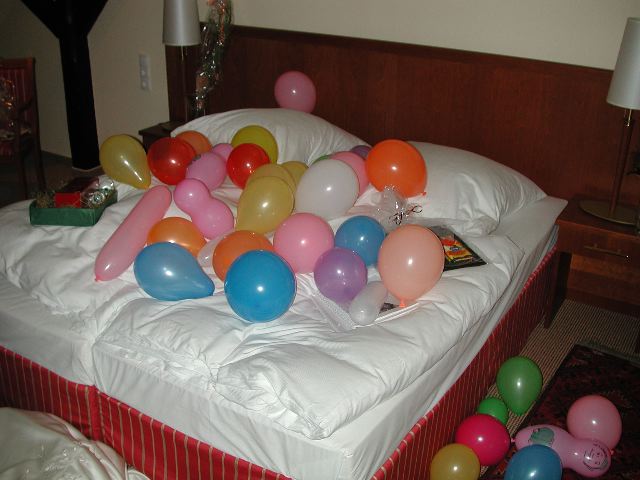 Luftballons im Bett