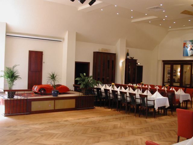 Tanzfl&auml;che und B&uuml;hne
