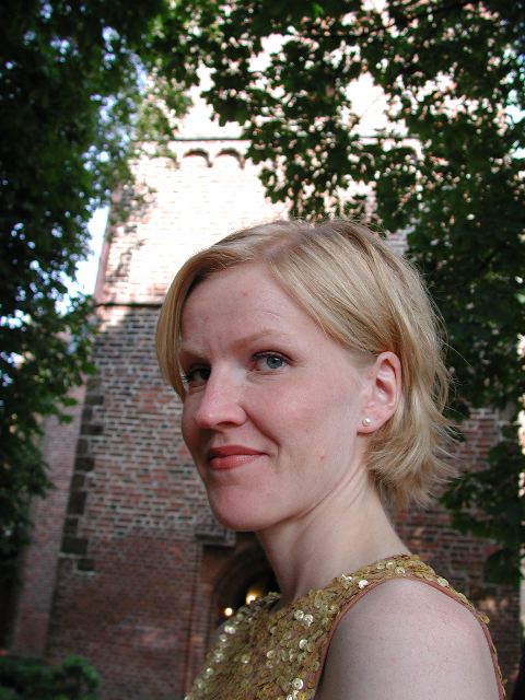 Britta, f&auml;ngt sp&auml;ter den Blumenstrau&szlig; 